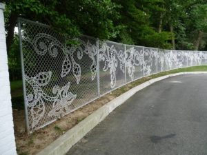 ограда из сетки-рабицы