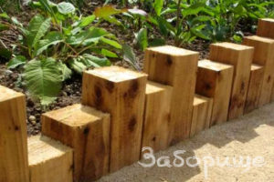 деревянный забор клумбы
